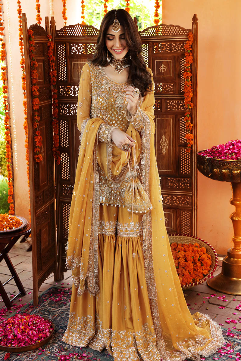 Mehndi dresses for bride's on sale friends